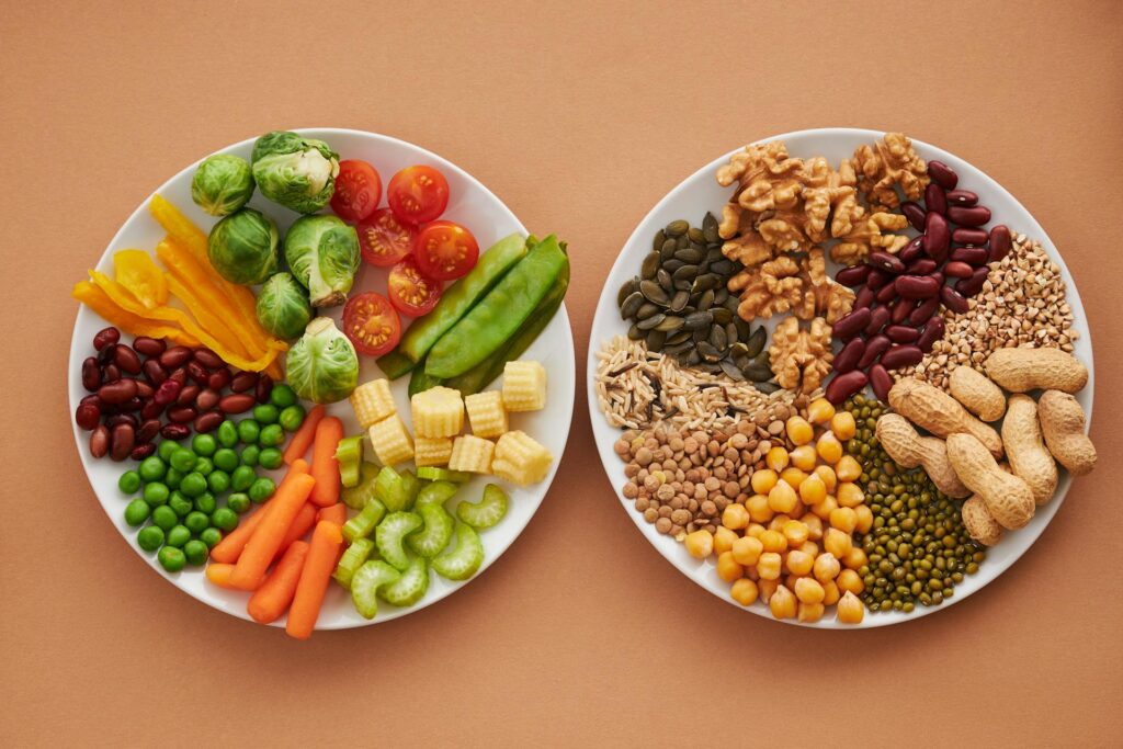 A plate of balanced diet food featuring lean protein, vegetables, and whole grains for weight loss food programs